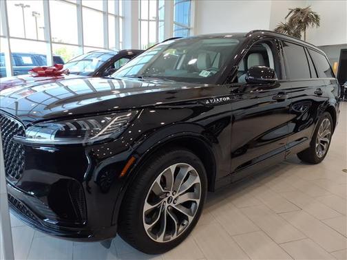 Infinite Black Metallic 2026 Lincoln Aviator Premiere