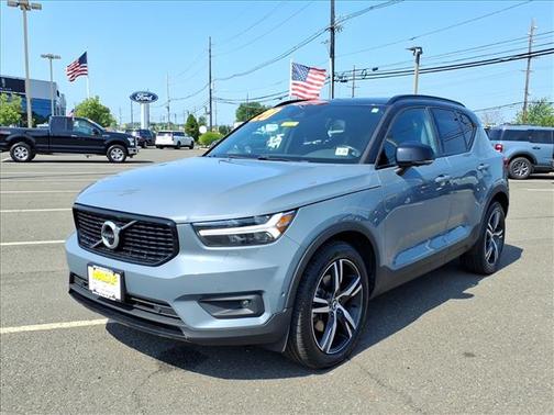 Gray Metallic 2020 Volvo XC40 T5 R-Design