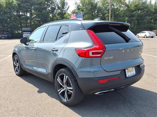 Gray Metallic 2020 Volvo XC40 T5 R-Design