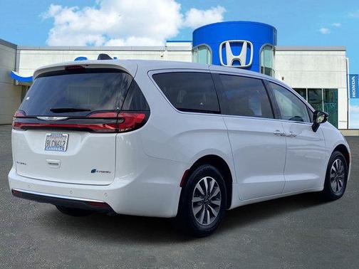 2024 Chrysler Pacifica Hybrid Select