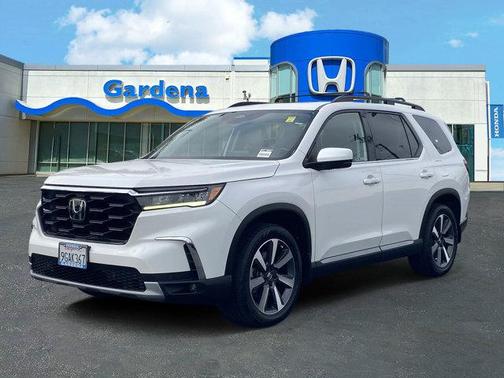 White 2023 Honda Pilot Touring