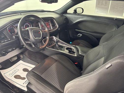 Pitch Black Clearcoat 2016 Dodge Challenger SXT
