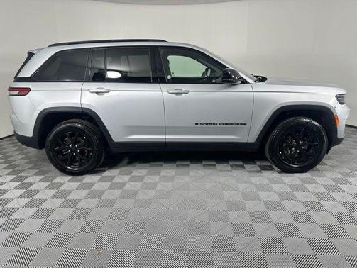 Silver Zynith 2025 Jeep Grand Cherokee Altitude