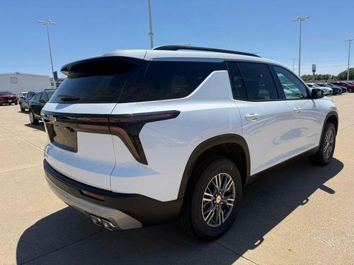 Summit White 2026 Chevrolet Traverse LT