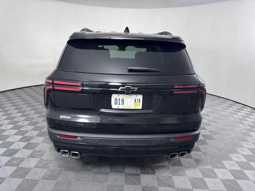Mosaic Black Metallic 2026 Chevrolet Traverse LT