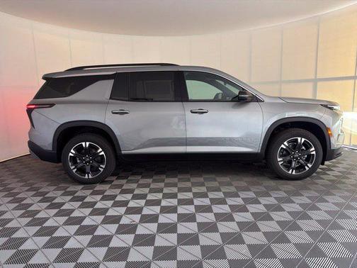 Sterling Gray Metallic 2027 Chevrolet Traverse LT