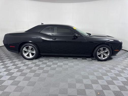 Pitch Black Clearcoat 2016 Dodge Challenger SXT