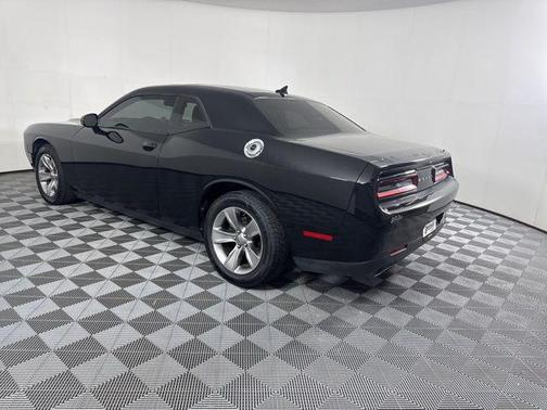 Pitch Black Clearcoat 2016 Dodge Challenger SXT