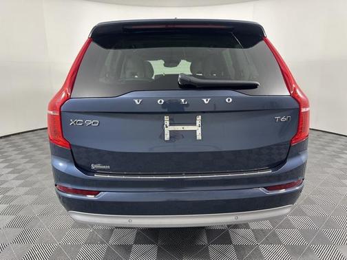 2022 Volvo XC90 T6 Momentum