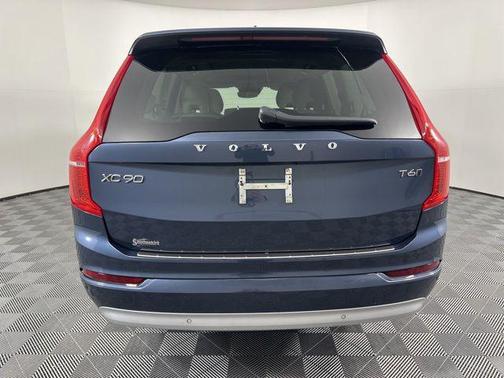 2022 Volvo XC90 T6 Momentum