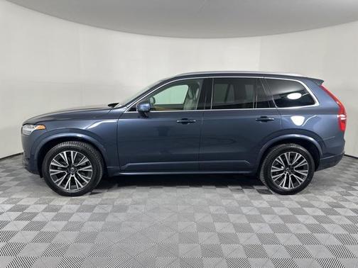 2022 Volvo XC90 T6 Momentum