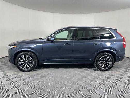 2022 Volvo XC90 T6 Momentum
