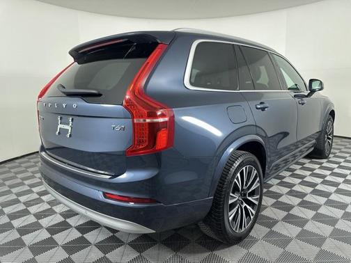 2022 Volvo XC90 T6 Momentum