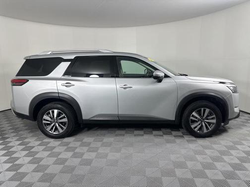 2025 Nissan Pathfinder SL FWD