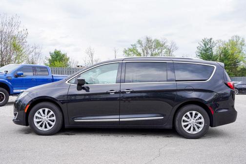 Brilliant Black Crystal Pearlcoat 2018 Chrysler Pacifica Touring-L Plus