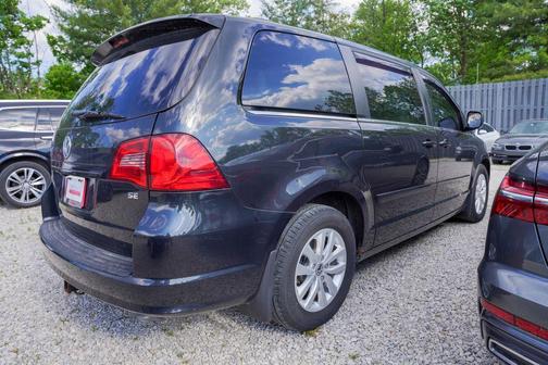 Black Metallic 2013 Volkswagen Routan SE