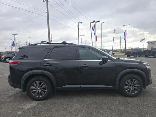 2022 Nissan Pathfinder SV