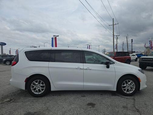 2024 Chrysler Voyager LX