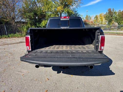 Brilliant Black Crystal Pearlcoat 2017 RAM 1500 Laramie