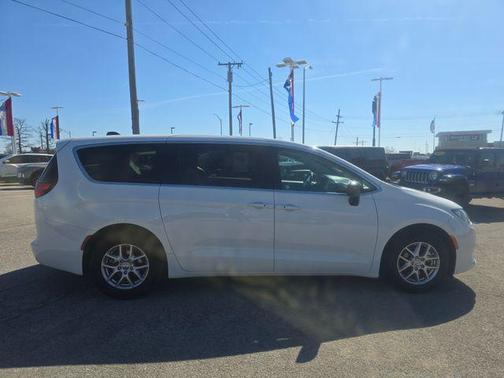 2024 Chrysler Voyager LX