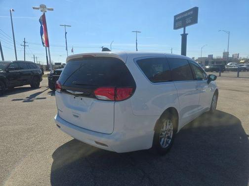 2024 Chrysler Voyager LX