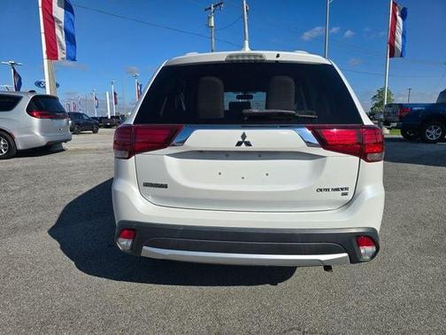 White 2017 Mitsubishi Outlander SE