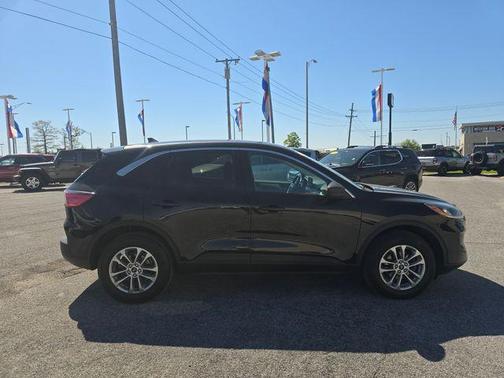 Black Metallic 2022 Ford Escape SE