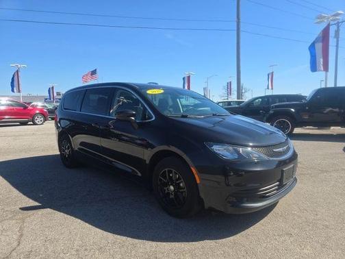 2020 Chrysler Voyager LX