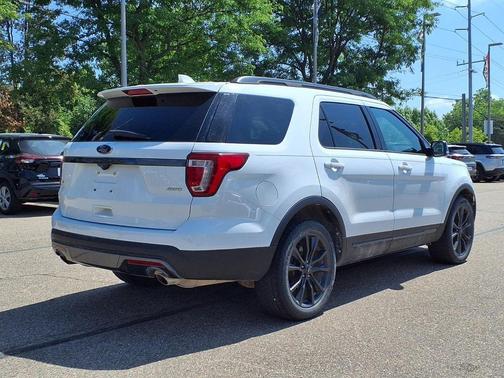 Oxford White 2017 Ford Explorer XLT