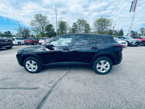 Mosaic Black Metallic 2024 Chevrolet Trax LS