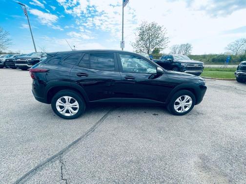 Mosaic Black Metallic 2024 Chevrolet Trax LS