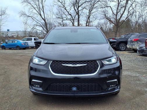 Diamond Black 2025 Chrysler Pacifica Select