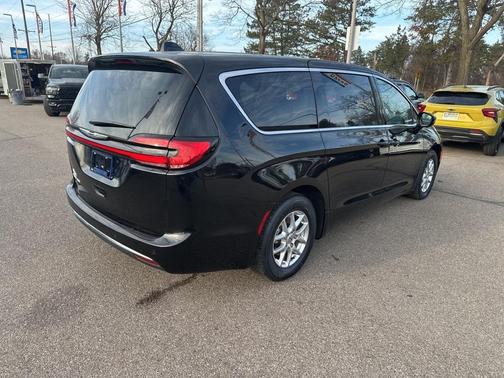 2024 Chrysler Pacifica Touring-L