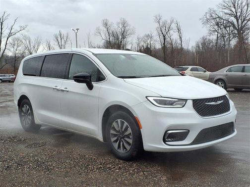 2025 Chrysler Pacifica Hybrid Select