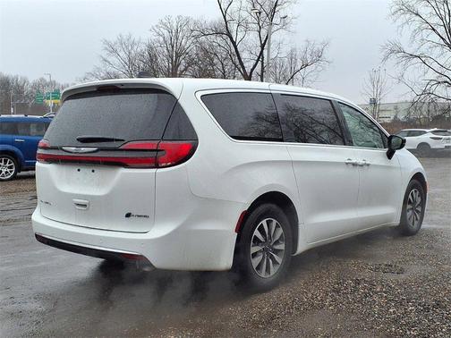 2025 Chrysler Pacifica Hybrid Select