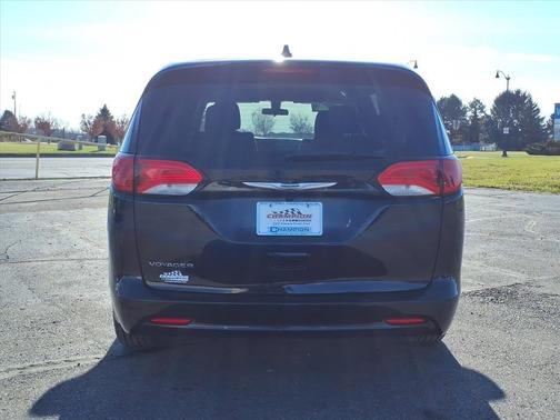 2022 Chrysler Voyager LX