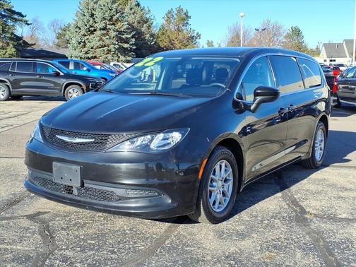 2022 Chrysler Voyager LX