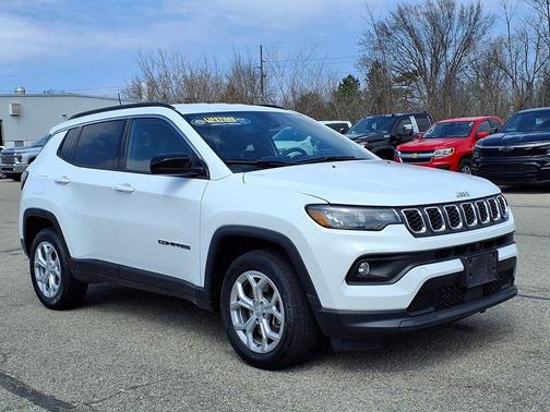 Bright White Clearcoat 2024 Jeep Compass Latitude