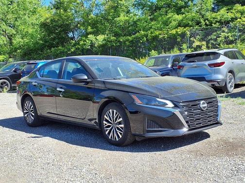 Black 2025 Nissan Altima SV