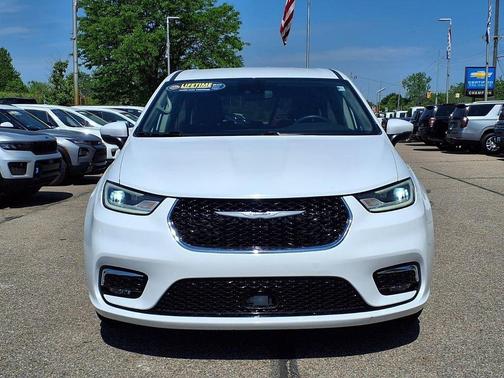 Bright White Clearcoat 2023 Chrysler Pacifica Touring-L