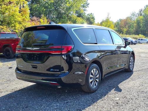 2025 Chrysler Pacifica Hybrid Select