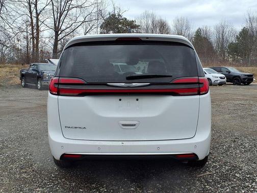 2023 Chrysler Pacifica Touring-L