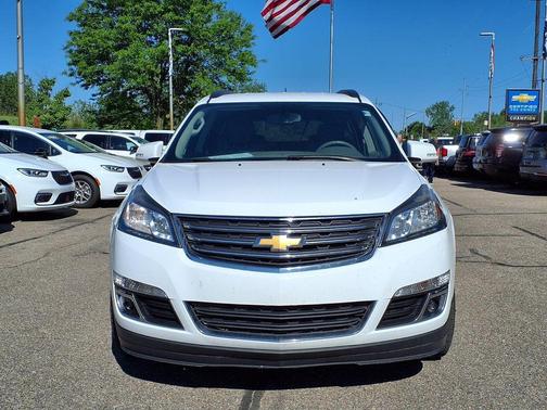 Summit White 2017 Chevrolet Traverse 1LT