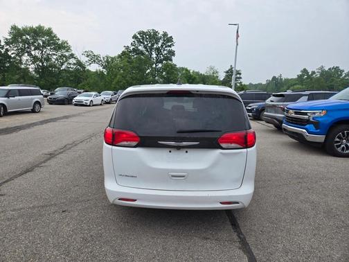 2023 Chrysler Voyager LX