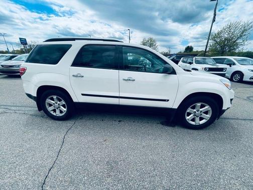 Cream White 2008 Saturn Outlook XE