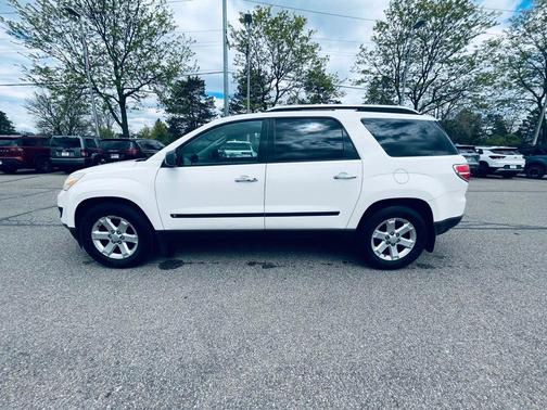 Cream White 2008 Saturn Outlook XE