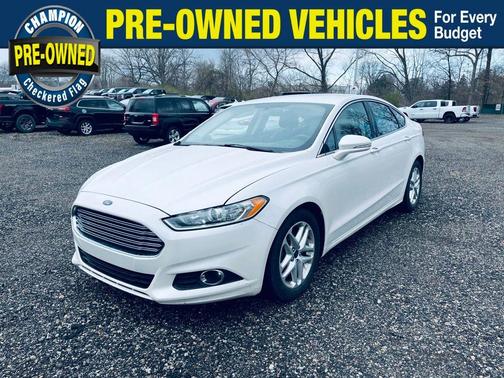 White Platinum Clearcoat Metallic 2016 Ford Fusion SE