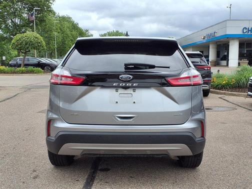 Silver Metallic 2022 Ford Edge SEL