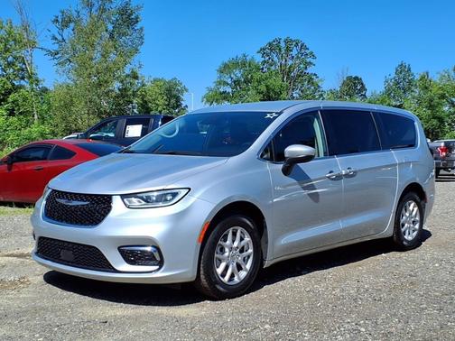 2023 Chrysler Pacifica Touring-L