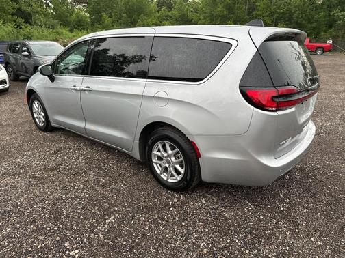 2023 Chrysler Pacifica Touring-L